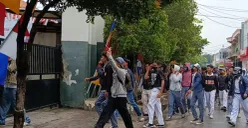 Ratusan alumni dan orang tua siswa SMPN 13 Kota Bekasi menggelar aksi unjuk rasa, Senin 25 Agustus 2025, buntut kasus dugaan pelecehan seksual oleh seorang guru. (Sumber: POSKOTA | Foto: Nurpini Aulia Rapika)