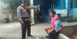 Petugas kepolisian berbicara dengan dua orang bocah di TKP penjambretan HP, Kampung Stangkle, RT 01 RW 06, Kelurahan Kemirimuka, Kecamatan Beji, Kota Depok. (Sumber: Poskota/Angga Pahlevi)