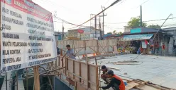 Sejumlah pekerja tengah melakukan proses rehabilitasi Jembatan 0 di Kota Bekasi, Senin 25 Agustus 2025. Proyek senilai Rp1,75 miliar ini ditargetkan rampung dalam 90 hari kalender. (Sumber: Poskota/Nurpini Aulia Rapika)
