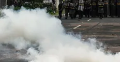 Sejumlah massa aksi berhadapan dengan aparat saat demo di belakang DPR dan Pejompongan, Jakarta. (Sumber: Poskota/Bilal Nugraha Ginanjar)