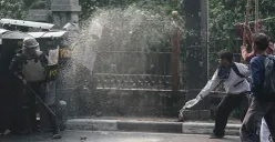 Sejumlah massa aksi berhadapan dengan aparat saat demo di belakang DPR dan Pejompongan, Jakarta, Senin, 25 Agustus 2025. (Sumber: Poskota/Bilal Nugraha Ginanjar)