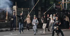 Sejumlah massa aksi berhadapan dengan aparat saat demo di belakang DPR dan Pejompongan, Jakarta, Senin, 25 Agustus 2025. (Sumber: Poskota/Bilal Nugraha Ginanjar)
