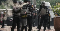Ilustrasi - Sejumlah massa aksi berhadapan dengan aparat saat demo di belakang DPR. (Sumber: Poskota/Bilal Nugraha Ginanjar)