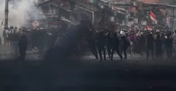 Sejumlah massa aksi berhadapan dengan aparat saat demo di belakang DPR dan Pejompongan, Jakarta, Senin, 25 Agustus 2025. (Sumber: Poskota/Bilal Nugraha Ginanjar)