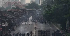 Sejumlah massa aksi berhadapan dengan aparat saat demo di belakang DPR dan Pejompongan, Jakarta, Senin, 25 Agustus 2025. (Sumber: Poskota/Bilal Nugraha Ginanjar)