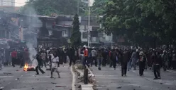 Sejumlah massa aksi berhadapan dengan aparat saat demo di belakang DPR dan Pejompongan, Jakarta, Senin, 25 Agustus 2025. (Sumber: Poskota/Bilal Nugraha Ginanjar)