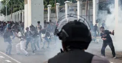 Aparat kepolisian menembakkan gas air mata di belakang DPR dan Pejompongan, Jakarta, Senin, 25 Agustus 2025. (Sumber: Poskota/Bilal Nugraha Ginanjar)
