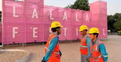 Petugas PLN siaga di lokasi digelarnya Lalala Fest 2025 Powered by PLN di JIEXPO Kemayoran, Jakarta Pusat, untuk memastikan pasokan listrik andal tanpa gangguan. (Sumber: Dok PLN UID Jakarta Raya)