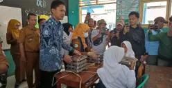 Wakil Bupati Pandeglang saat membagikan paket MBG kepada para siswa SMPN 1 Labuan. (Sumber: Poskota/Samsul Fatoni)