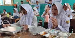 Siswa SMPN 1 Labuan, Kabupaten Pandeglang saat memanjatkan doa sebelum menyantap Makan Bergizi Gratis (MBG), Senin, 25 Agustus 2025. (Sumber: Poskota/Samsul Fatoni)