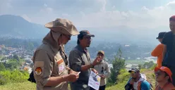 Para peneliti dari BRIN memberikan keterangan edukatif terhadap masyarakat hingga komunitas dan relawan lingkungan setempat terkait gempa dan Sesar Lembang. (Sumber: Poskota/Gatot Poedji Utomo)
