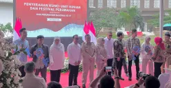 Gubernur Jakarta, Pramono Anung, saat menyerahkan kunci secara simbolis kepada salah satu penghuni Rusunawa PIK Pulo Gadung, Jakarta Timur, Senin, 25 Agustus 2025. (Sumber: POSKOTA | Foto: M Tegar Jihad)