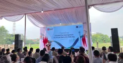 Gubernur Jakarta Pramono Anung di Cakung Barat, Jakarta Timur, Senin, 25 Agustus 2025. Ia menjelaskan bahwa pemangkasan trotoar diperuntukkan bagi yang sudah tidak terpakai akibat proyek galian pipa. (Sumber: Poskota/M. Tegar Jihad)