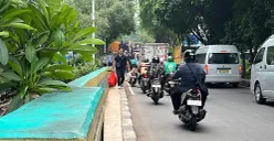 Sejumlah pengendara melintas di Jalan TB Simatupang, Jakarta Selatan, pada Senin, 25 Agustus 2025. (Sumber: POSKOTA | Foto: M Tegar Jihad)