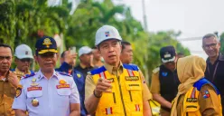 Wali Kota Bogor, Dedie A. Rachim meninjau pembangunan jalan Saleh Danasamita, di Batutulis pasca longsor pada Maret 2025 lalu. (Sumber: Pemkot Bogor)