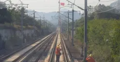 Kereta Cepat Whoosh G1060 relasi Tegalluar Summarecon–Halim sempat tertahan sejenak di jalur KM 111+200 ada layang-layang. (Sumber: Dok. KCIC)