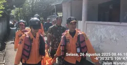 Petugas BPBD Kabupaten Bogor mengevakuasi korban hanyut berinisial V, 5 tahun yang ditemukan di kali Ciliwung kawasan Bojonggede, Kabupaten Bogor. (Sumber: BPBD)
