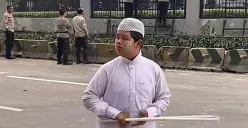 Sosok Badru Kepiting di tengah demo DPR pada Senin, 25 Agustus 2025. (Sumber: TikTok/@ivan_12)