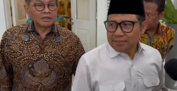 Menko Bidang Pemberdayaan Masyarakat, Muhaimin Iskandar seusai bertemu Gubernur Jakarta, Pramono Anung di Balai Kota Jakarta, Selasa, 26 Agustus 2025. (Sumber: Poskota/Muhammad Tegar Jihad)