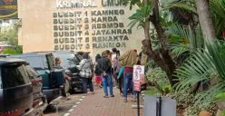 Para orang tua tengah menunggu anak-anaknya dibebaskan setelah ditangkap di Polda Metro Jaya, Jakarta Selatan, Selasa, 26 Agustus 2025. (Sumber: Poskota/Ali Mansur)