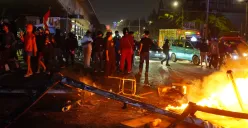 Kerusuhan demo 25 Agustus 2025 di bawah flyover Slipi (Sumber: Poskota/Herdyan Anugrah Triguna)