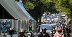Pemprov DKI targetkan tuntas macet TB Simatupang Oktober 2025. Langkah konkretnya: rekayasa lalu lintas, tol gratis sementara, dan penambahan armada Transjakarta. Simak perkembangannya. (Sumber: Poskota/Bilal Nugraha Ginanjar)