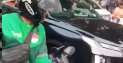 Satu unit mobil mewah hancur dirusak massa saat aksi demo di DPR RI (Sumber: Instagram @info.jaksel.pride)