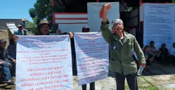 Warga dan Serikat Petani Pasundan melakukan aksi di Desa Pagerwangi, Kecamatan Lembang, Kabupaten Bandung Barat (KBB), Selasa 26 Agustus 2025. (Sumber: POSKOTA | Foto: Gatot Poedji Utomo)