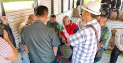 Warga menolak proses konstatering lahan yang dilakukan oleh tim juru sita dari PN Bale Bandung di kawasan Punclut, Desa Pagerwangi, Kecamatan Lembang, Kabupaten Bandung Barat, Selasa, 26 Agustus 2025. (Sumber: POSKOTA | Foto: Gatot Poedji Utomo)