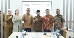 Bupati Bekasi Ade Kuswara Kunang menandatangani nota kesepahaman (MoU) dengan PT Semen Indonesia Tbk (SIG) yang berlangsung di Pemkab Bekasi (Sumber: Dok. Pemkab Bekasi)