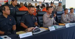 Polres Metro Bekasi Kota menampilkan dua begal sadis yang beraksi di Teluk Pucung, Bekasi Utara, Kota Bekasi, Rabu, 27 Agustus 2025. (Sumber: Poskota/Nurpini Aulia Rapika)