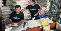 Amri, 38 tahun, pedagang beras di Pasar Palmerah, Gelora, Tanah Abang, Jakarta Pusat, Rabu, 27 Agustus 2025. (Sumber: Poskota/Pandi Ramedhan)