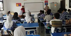 Jajaran Polsek Sukmajaya melakukan sosialisasi dan imbauan kepada pelajar SMK di Sukmajaya, untuk tidak ikut aksi demo di Jakarta pada Kamis, 28 Agustus 2025. (Sumber: POSKOTA | Foto: Angga Pahlevi)