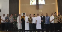 Bupati Bekasi, Ade Kuswara Kunang (ketujuh dari kanan), bersama tokoh lintas agama meresmikan Gereja Paroki Ibu Teresa di Desa Cibatu, Kecamatan Cikarang Selatan, Rabu, 27 Agustus 2025. (Sumber: Istimewa)