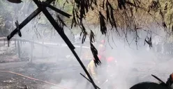 Petugas memadamkan api di lapak rongsok, Jalan Sudimampir, Cimanggis, Bojonggede, Kabupaten Bogor, Rabu, 27 Agustus 2025. (Sumber: Dok. Damkar Kabupaten Bogor)