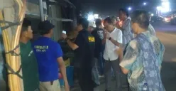 Personel Polsek Cikande, aparat desa dan masyarakat menggerebek lapak tuak di Kampung Citawa, Desa Kibin, Kecamatan Cikande, Kabupaten Serang. (Sumber: Polsek Cikande)