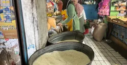 Pedagang beras melayani pembeli di Pasar Slipi, Jakarta Barat, Rabu, 27 Agustus 2025. Pedagang menyebut kenaikan harga beras belum terasa signifikan dan baru akan terasa jika tembus Rp1.000 per kilogram. (Sumber: Poskota/Pandi Ramedhan)