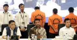 Deputi Bidang Analisis dan Pemeriksaan PPATK, Danang Tri Hartono (tengah/baju batik) saat konferensi pers di Bareskrim Polri, Jakarta Selatan, Rabu, 27 Agustus 2025. (Sumber: POSKOTA | Foto: Ali Mansur)