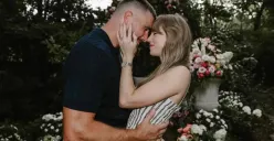 Taylor Swift dan Travis Kelce resmi bertunangan setelah dua tahun pacaran. (Sumber: Instagram/@taylorswift)