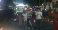 Tersangka kasus pencabulan anak, Darwin Pardede, saat digelandang petugas dari Polres Metro Bekasi setelah ditangkap di kawasan Cakung, Jakarta Timur, Rabu dini hari, 27 Agustus 2025. (Sumber: Istimewa)