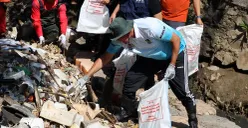 Wali Kota Bekasi, Tri Adhianto, bersama komunitas Pandawara Grup dan warga bersih-bersih sampah di Kali Kapuk, Medan Satria, Bekasi, Rabu, 27 Agustus 2025. (Sumber: Humas Pemkot Bekasi)