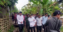 Gubernur Banten, Andra Soni saat meninjau jalan rusak di Kabupaten Lebak, Kamis, 28 Agustus 2025. (Sumber: Dok Tim Gubernur Banten)