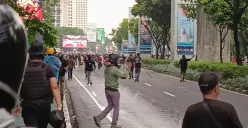 Bentrokan massa aksi yang didominasi para mahasiswa merembet ke Jalan Asia Afrika, Jakarta Pusat, Kamis, 28 Agustus 2025. (Sumber: Poskota/Ali Mansur)