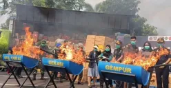 Jutaan batang rokok, miras, dan barang ilegal lainnya senilai Rp7,8 miliar dimusnahkan di Kantor Bea Cukai Bekasi, Kawasan MM2100, Cibitung, Kabupaten Bekasi, Kamis, 28 Agustus 2025. (Sumber: Poskota/Nurpini Aulia Rapika)