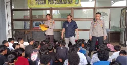 Petugas Polres Metro Bekasi Kota mengamankan pelajar diduga hendak demo di Jakarta, Kamis, 28 Agustus 2025. (Sumber: Poskota/Nurpini Aulia Rapika)