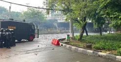 Kericuhan antara demonstran dan polisi di kawasan Pejompongan, Tanah Abang, Jakarta Pusat, Kamis, 28 Agustus 2025. (Sumber: Poskota/Pandi Ramedhan)