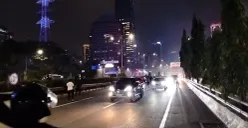 Suasana saat bentrokan massa pendemo dengan aparat kepolisian terjadi di Tol Dalam Kota dekat kawasan Semanggi, Jakarta, pada Kamis malam, 28 Agustus 2025. (Sumber: POSKOTA | Foto: Ali Mansur)