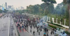 Kericuhan antara mahasiswa dan petugas keamanan dalam demonstrasi di depan Gedung DPR RI, Senayan, Jakarta Pusat, Kamis, 28 Agustus 2025. (Sumber: Poskota/Ali Mansur)