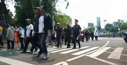Ribuan massa aksi demo membubarkan diri dari depan Gedung DPR RI, Senayan, Jakarta Pusat, Kamis, 28 Agustus 2025. (Sumber: Poskota/Ali Mansur)