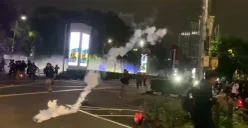 Bentrokan antara massa aksi unjuk rasa dengan aparat kepolisian di sekitar pintu 1 Stadion Utama Gelora Bung Karno, Jakarta Pusat, Kamis malam, 28 Agustus 2025. (Sumber: POSKOTA | Foto: Ali Mansur)